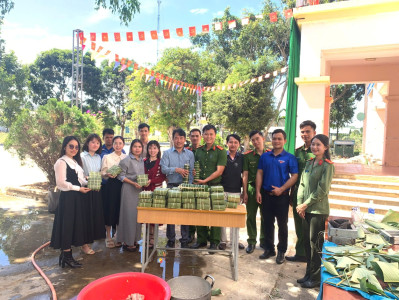 Chi đoàn Công an xã Nam Ka sôi nổi tổ chức Ngày hội “Gói bánh chưng xanh - Tết yêu thương”