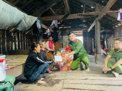 Văn phòng cơ quan CSĐT Công an tỉnh đắk lắk phối hợp thăm hỏi, tặng quà người dân bị thiệt hại do lũ, lụt nhân dịp Tết Nguyên đán Bính Ngọ 2026