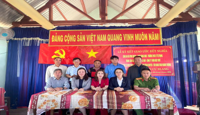 Công an xã Pơng Drang tổ chức Lễ ký giao ước kết nghĩa với thôn Cư Blang, xã Pơng Drang, tỉnh Đắk Lắk