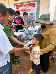 Công an xã Ea Kiết tổ chức hoạt động thiện nguyện kết hợp tuyên truyền, phổ biến pháp luật tại buôn Xê Đăng