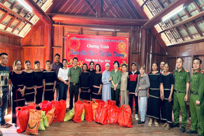 Công an phường Buôn Hồ tổ chức tặng quà Nhân dân và gia đình chính sách Tết Nguyên đán Bính Ngọ năm 2026