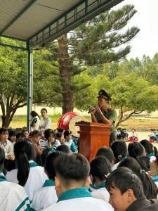 Công an xã Krông Bông đẩy mạnh tuyên truyền pháp luật về bạo lực học đường, an toàn thông tin mạng, pháo và an toàn giao thông trong trường học