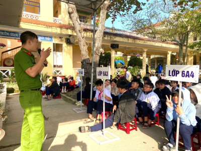 Công an xã Phú Hòa 2 đẩy mạnh tuyên truyền pháp luật tại các trường học trên địa bàn