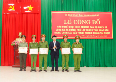 Khen thưởng đột xuất 19 cá nhân Công an xã Quảng Phú lập thành tích xuất sắc trong đợt cao điểm tấn công, trấn áp tội phạm