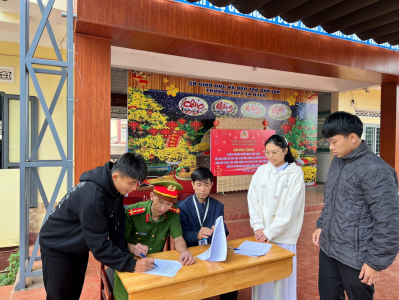 Công an xã Ea Drăng chung tay phòng, chống vi phạm về vũ khí, vật liệu nổ, công cụ hỗ trợ và pháo