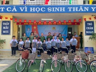 Công an phường Tuy Hòa, tỉnh Đắk Lắk phối hợp công an phường Hiệp Bình, TP. Hồ Chí Minh tặng 200 suất quà cho học sinh khó khăn