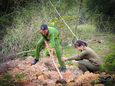 Công an xã Ea Bá ra quân trồng 70 cây xanh, góp phần xây dựng môi trường xanh – bền vững