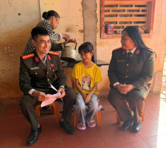 Công an xã Ea Ktur đồng hành, tiếp thêm động lực học tập cho con nuôi đầu năm mới