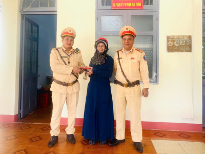 Tổ Cảnh sát giao thông địa bàn Buôn Hồ thuộc Trạm CSGT Krông Búk trao trả ví cùng nhiều giấy tờ quan trọng cho người dân
