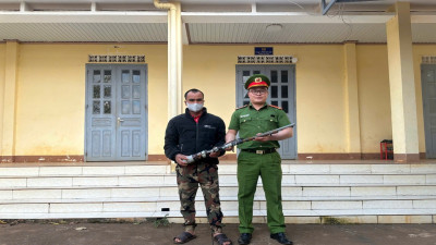 Công an xã Ea Drông tăng cường kiểm tra, rà soát cư trú góp phần bảo đảm an ninh, an toàn bầu cử đại biểu hội đồng nhân dân các cấp nhiệm kỳ 2026-2031