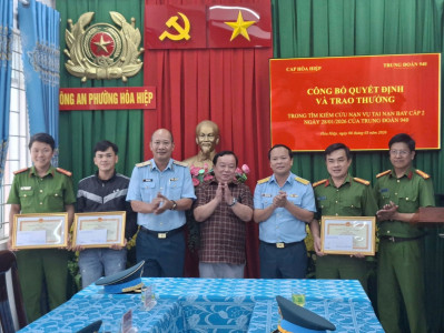 Công an phường Hòa Hiệp được khen thưởng vì hỗ trợ cứu nạn vụ tai nạn máy bay của Trung đoàn 940
