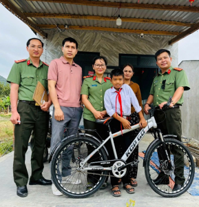 Công an xã Sơn Hòa tặng xe đạp tiếp bước “Con nuôi Công an xã” đến trường