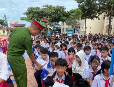 Công an xã Krông Năng tăng cường tuyên truyền pháp luật về an toàn giao thông tại cơ sở giáo dục