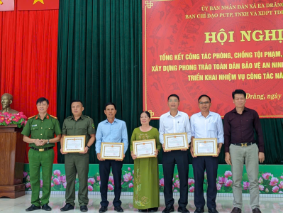 Công an xã Ea Drăng tham mưu chính quyền địa phương tổng kết công tác phòng, chống tội phạm và phong trào toàn dân bảo vệ an ninh Tổ quốc năm 2025