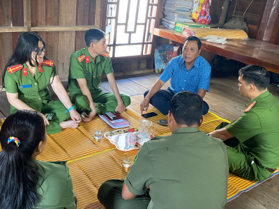 Công an xã Dur Kmăl đẩy mạnh tuyên truyền bầu cử thông qua già làng, người có uy tín
