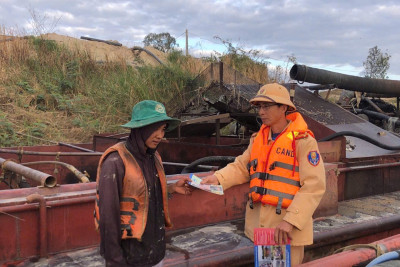 Phòng CSGT Công an tỉnh Đắk Lắk vận động 100% chủ phương tiện giao thông đường thủy khu vực xã Đắk Liêng ký cam kết chấp hành chấp hành pháp luật về TTATGT