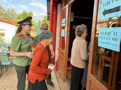 Cán bộ, chiến sĩ Công an phường Thành Nhất và Nhân dân phường tích cực tham gia Ngày bầu cử với tinh thần trách nhiệm cao