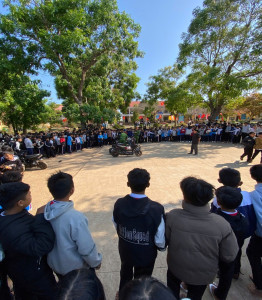 Công an xã Cư Pơng tăng cường kiểm tra, tuyên truyền an toàn giao thông đối với học sinh sử dụng xe điện tại xá trường THCS trên địa bàn