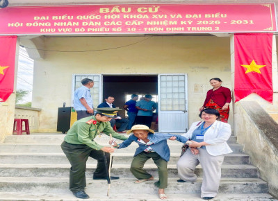 Cử tri gần 95 tuổi ở xã Tuy An Bắc nỗ lực đến điểm bỏ phiếu từ sáng sớm