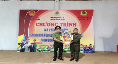 Công an xã Pơng Drang giao lưu, trao đổi kinh nghiệm và tặng quà an sinh