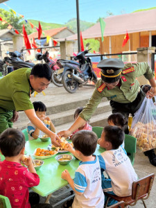 Lan tỏa yêu thương từ chương trình “Nấu ăn cho em” của Công an xã Ea Trang