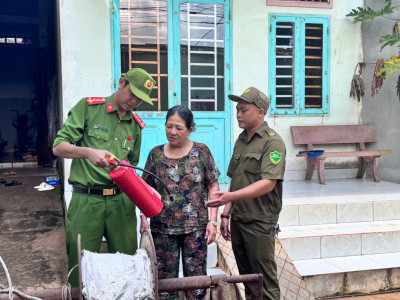 Công an xã Pơng Drang tổ chức tuyên truyền phòng cháy chữa cháy và cứu nạn, cứu hộ cho tiểu thương tại chợ