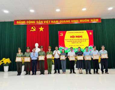Công an phường Bình Kiến được khen thưởng tại Hội nghị tổng kết công tác bầu cử