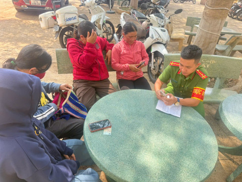 Công an xã Ea Kiết đẩy mạnh công tác tuyên truyền, vận động Nhân dân cài đặt và kích hoạt tài khoản định danh điện tử mức 2