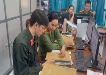 Cán bộ, chiến sĩ phòng hồ sơ nghiệp vụ lan tỏa phong trào “Bình dân học vụ” trong chuyển đổi số Công an