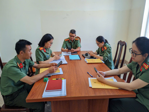 Đảng bộ Công an xã Ea Drăng tích cực triển khai phần mềm Sổ tay đảng viên điện tử