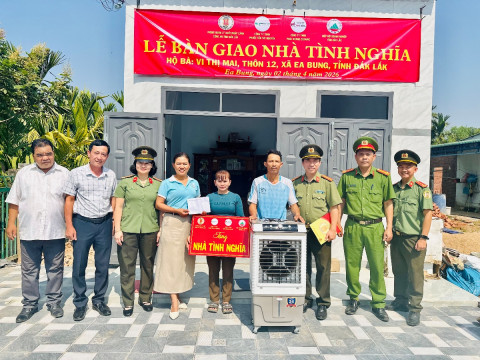 Phòng Quản lý xuất nhập cảnh trao tặng nhà tình nghĩa cho hộ gia đình khó khăn tại xã Ea Bung