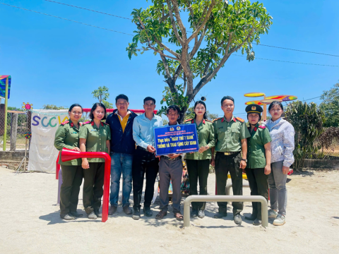Chi đoàn Công an xã Nam Ka chung tay xây dựng “Sân chơi cho em” và phối hợp với Ban Công đoàn Công an tỉnh Đắk Lắk tổ chức hoạt động “Ngày thứ 7 xanh”