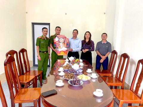 Công an xã Pơng Drang thăm, tặng quà chúc mừng Lễ Phục sinh năm 2026