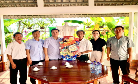 Công an phường Đông Hòa thăm, chúc mừng người dân giáo dân giáo xứ Đông Mỹ nhân dịp Lễ Phục sinh năm 2026