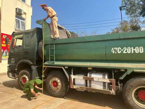 Công an xã Krông Năng phối hợp tổng rà soát phương tiện ô tô tự đổ, xe sơ mi rơ mooc tự đổ tải trọng lớn