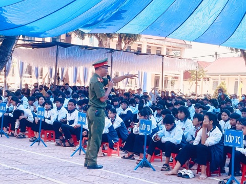 Công an xã Krông Năng tăng cường tuyên truyền, phố biến kiến thức pháp luật, chung tay xây dựng môi trường học đường an toàn