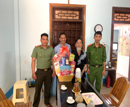 Công an xã Tây Sơn thăm, chúc mừng đồng bào công giáo nhân dịp Lễ Phục sinh năm 2026