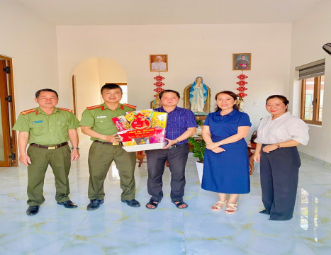 Công an xã Tuy An Bắc thăm hỏi, tặng quà các cơ sở tôn giáo nhân dịp Lễ Phục sinh năm 2026