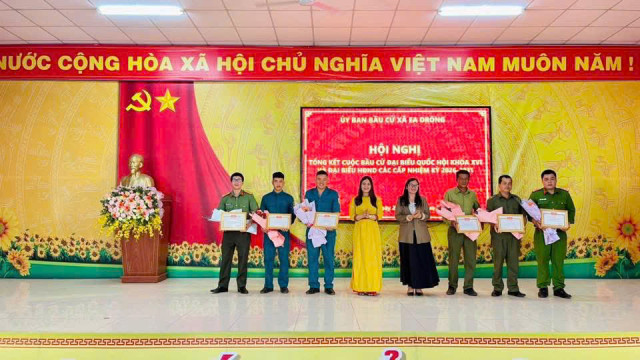Khen thưởng Công an xã Ea Drông đạt thành tích xuất sắc trong cuộc bầu cử đại biểu Quốc hội khoá XVI và đại biểu HĐND các cấp nhiệm kỳ 2026 - 2031