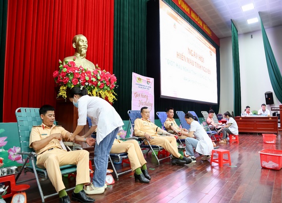 Cán bộ, chiến sĩ, đoàn viên thanh niên Công an tỉnh làm thủ tục hiến máu tình nguyện