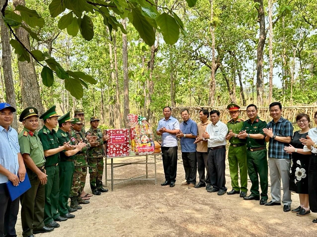 Thăm, chúc mừng Lực lượng vũ trang huyện Cô Nhek, tỉnh Mondulkiri, Vương quốc Cam Pu Chia nhân dịp Tết cổ truyền Chon Chnam Thmây