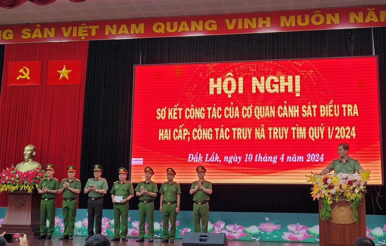Trao thưởng đột xuất về thành tích phòng chống tội phạm khai thác vàng trái phép trên địa bàn tỉnh