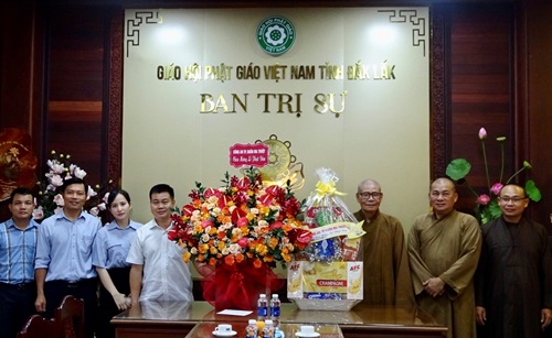 Công an thành phố Buôn Ma Thuột thăm, chúc mừng đại lễ Phật đản