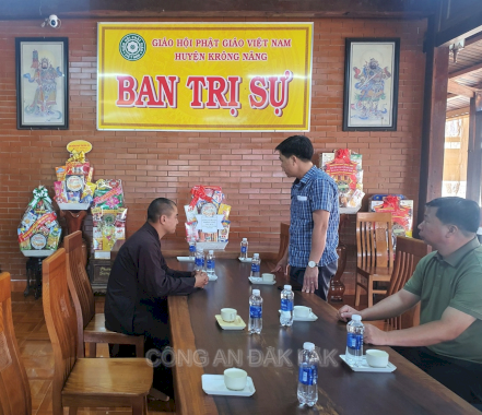 Lãnh đạo công an huyện Krông Năng thăm và tặng quà chúc mừng các cơ sở Phật giáo nhân dịp Đại lễ Phật đản