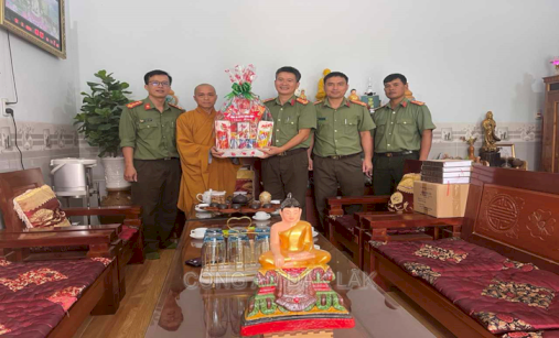 Công an huyện Krông Bông thăm, chúc mừng các cơ sở Phật giáo trên địa bàn huyện nhân dịp Lễ Phật Đản năm 2024