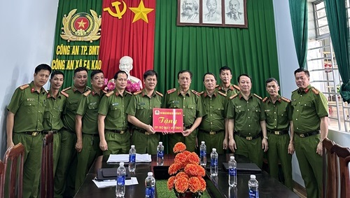 Cục Cảnh sát điều tra tội phạm về ma túy đến thăm và làm việc tại Công an xã Ea Kao