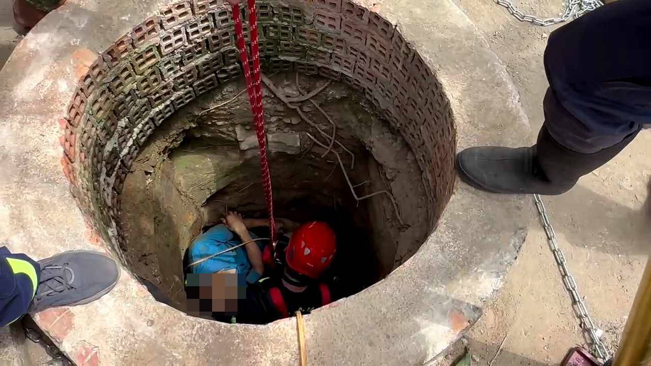 Cứu nạn 2 người dân bị ngạt khí dưới giếng sâu