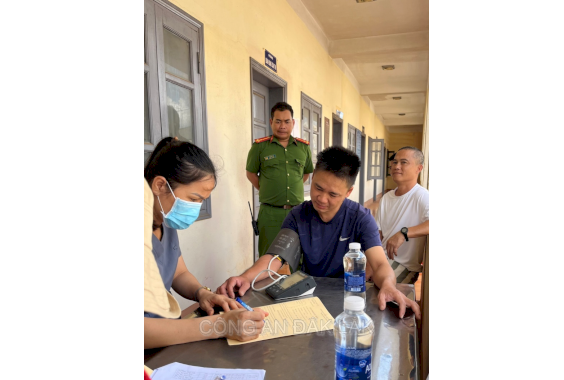 Công an thị xã Buôn Hồ phối hợp tổ chức khám sức khỏe định kỳ cho phạm nhân đang chấp hành án phạt tù tại Nhà tạm giữ