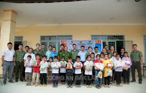 Phòng Tổ chức cán bộ tổ chức thăm, tặng quà đối với lực lượng Công an xã và các em học sinh khó khăn xã vùng sâu, vùng xa tại huyện Krông Bông