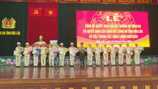 Công an Đắk Lắk công bố Quyết định thăng cấp bậc hàm, nâng bậc lương trong Công an nhân dân năm 2024
